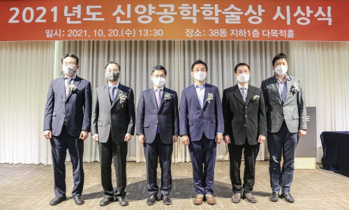 사진 왼쪽부터 서울대 건설환경공학부 권영상 교수, 기계공학부 송한호 교수, 이병호 공과대학장, 재료공학부 남기태 교수, 화학생물공학부 이원보 교수, 컴퓨터공학부 이재욱 교수