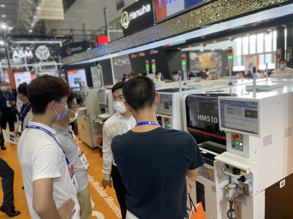 한화정밀기계의 칩마운터가 네프콘 아시아 심천 2021 전시회에 참가해 시연하고 있다. 한화정밀기계 제공.