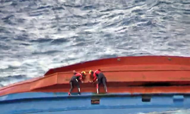 21일 오전 독도 북동쪽 약 168㎞ 공해상에서 전복된 민간 어선에서 해경이 구조자 수색에 나서고 있다. 해경은 수색 이틀째인 이날 오전 중국인 선원 2명을 구조했다. 동해지방해양경찰청 제공