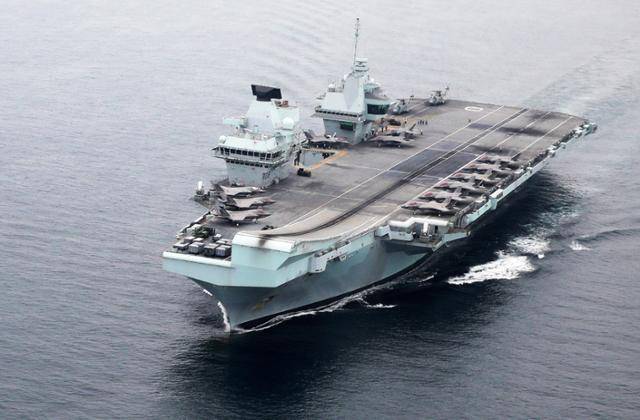 한·영 연합 해상기회훈련이 실시된 지난 8월 31일 동해 남부 해상에서 영국 항공모함 퀸 엘리자베스함이 항해 체류를 하고 있다. 사진공동취재단