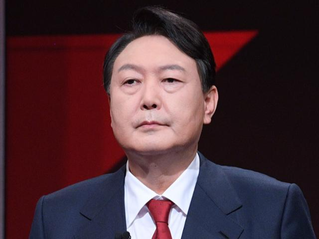 국민의힘 대선주자인 윤석열 전 검찰총장이 22일 오후 서울 마포구 상암동 YTN에서 대선 경선 6차 토론회를 앞두고 토론 준비를 하고 있다. 국회사진기자단