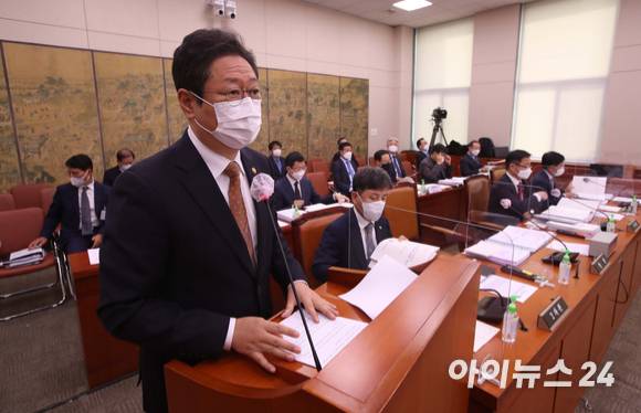 황희 문화체육관광부 장관이 21일 서울 여의도 국회에서 열린 문화체육관광위 국정감사에서 의원 질의에 답하고 있다. [사진=김성진 기자]