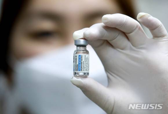 30세 이상 예비군·민방위 등에 대한 코로나19 얀센 백신 접종이 시작된 10일 오후 예방접종 의무 위탁의료기관인 인구보건복지협회 제주가족보건의원 접종실에서 의료진이 얀센 백신을 들고 있다. [사진=뉴시스]