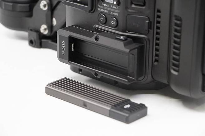 좌측면에 DJI PROSSD 1TB 슬롯이 배치돼있다. 출처=IT동아