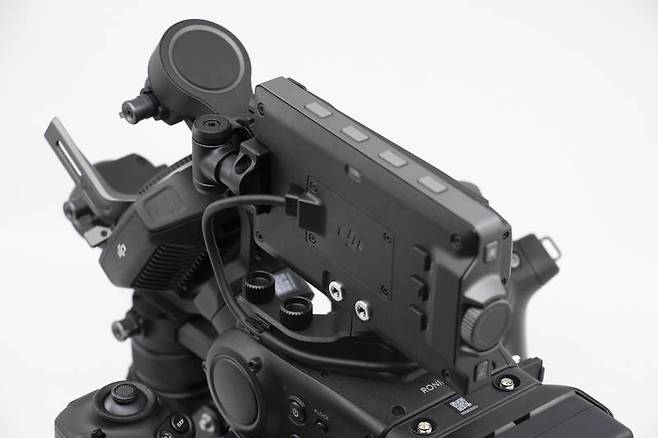 모니터는 터치를 지원하지만, 다양한 물리 버튼도 함께 제공된다. 출처=IT동아