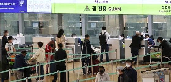 해외여행이 재개되면서 인천공항도 모처럼 활기를 띠고 있다. [연합뉴스]