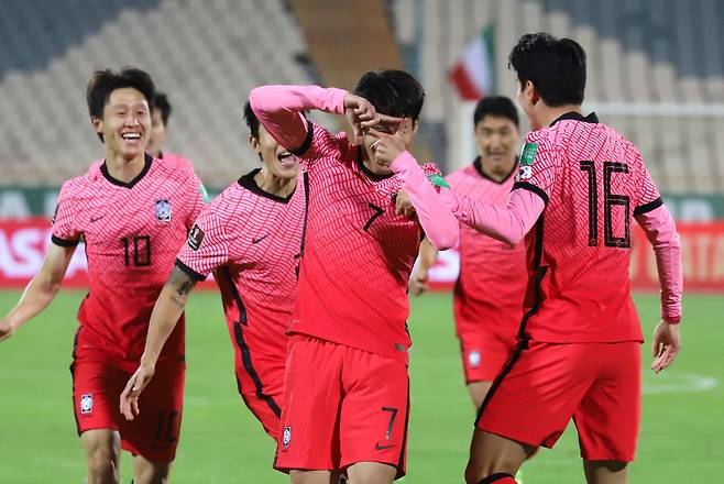 12일 이란 테헤란 아자디 스타디움에서 열린 2022 카타르월드컵 아시아 최종예선 이란의 경기에서 손흥민이 선제골을 넣은 뒤 찰칵 세리머니를 하고 있다. [연합뉴스]