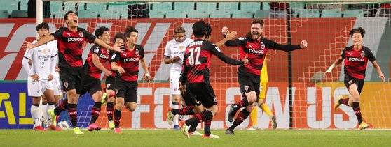 챔피언스리그 4강전에서 울산을 상대로 극적 동점골을 터뜨린 포항. [뉴스1]