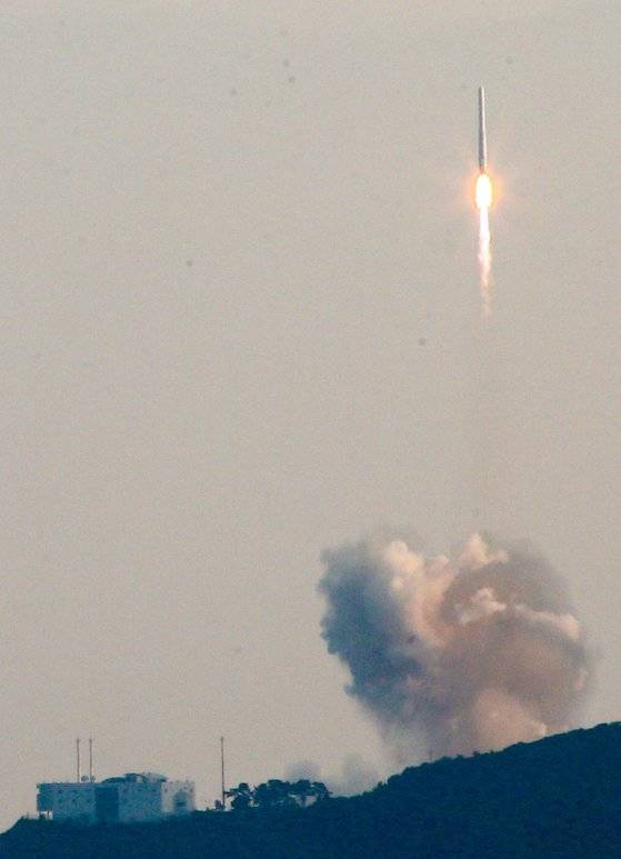 지난 21일 오후 5시 전남고흥군 고흥 우주발사전망대에서 바라본 누리호 발사  프리랜서 장정필