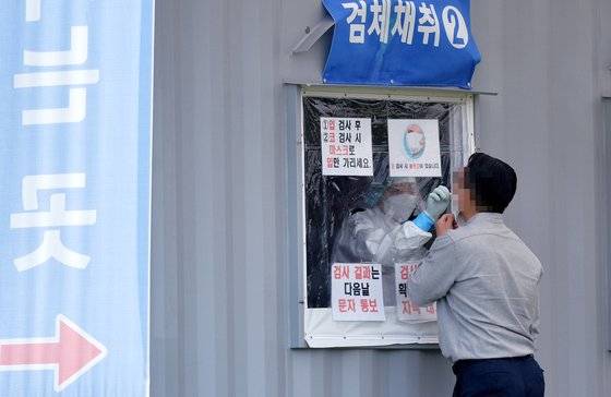 21일 오후 대전시청 남문광장에 마련된 신종 코로나바이러스 감염증(코로나19) 선별검사소에서 의료진이 방문한 시민들을 신중히 검사하고 있다. 프리랜서 김성태