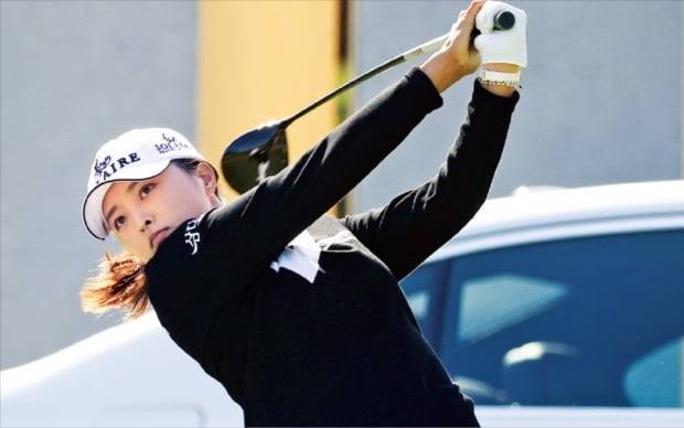 고진영이 22일 부산 기장군 LPGA 인터내셔널 부산에서 열린 BMW 레이디스 챔피언십 2라운드 1번홀에서 티샷하고 있다. /KLPGA 제공