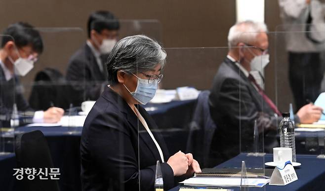 정은경 질병관리청장이 22일 서울 서초구 엘타워서 열린 ‘단계적 일상회복을 위한 2차 공개토론회’에 참석해 전문가들의 의견을 듣고 있다. 김기남 기자