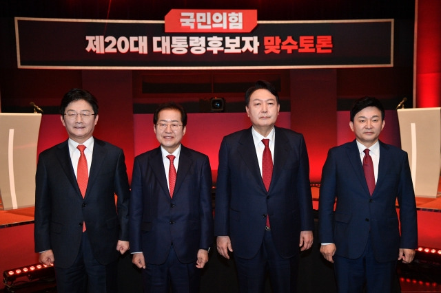 국민의힘 유승민(왼쪽부터), 홍준표, 윤석열, 원희룡 대선 경선 후보가 22일 오후 서울 마포구  YTN뉴스퀘어에서 열린 국민의힘 대선 경선 제6차 토론회 2차 맞수토론에 앞서 포즈를 취하고 있다. 국회사진기자단