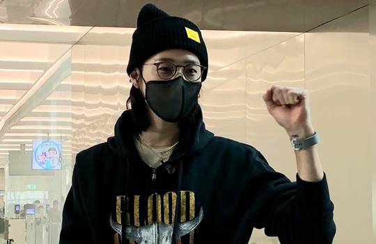 배구 선숙 김연경이 새 소속팀인 중국 상하이 광명으로 입단하기 위해 22일 인천공항 출국장에 들어서고 있다. 라이언앳 제공