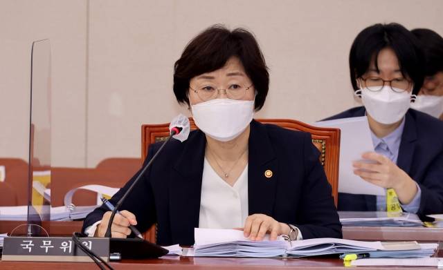 정영애 여성가족부 장관이 22일 오전 서울 여의도 국회에서 열린 여성가족위원회의 국정감사에 출석해 의원 질의에 답변하고 있다. 연합뉴스