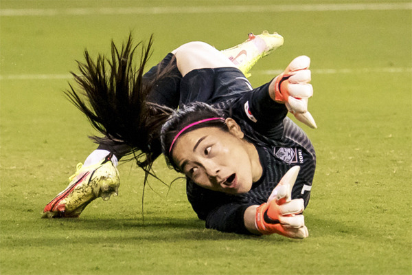 22일(한국시간) 미국 캔자스시티에서 열린 한국과 미국 여자축구대표팀 평가전에서 한국 대표팀 골키퍼 윤영글이 몸을 날려 미국 대표팀의 슈팅을 막고 있다.  [AFP = 연합뉴스]