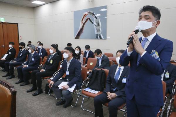 김범수 카카오 의장이 지난 21일 오후 서울 여의도 국회에서 열린 과학기술정보방송통신위원회의 방송통신위원회 소관 감사 대상기관 종합감사에 출석, 의원질의에 답변하고 있다. [사진 출처 = 연합뉴스]