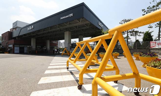 지난 5월 18일 오후 경기도 광명시 소하리 기아 광명2공장이 휴업을 해 한산한 모습을 보이고 있다. /사진=뉴스1