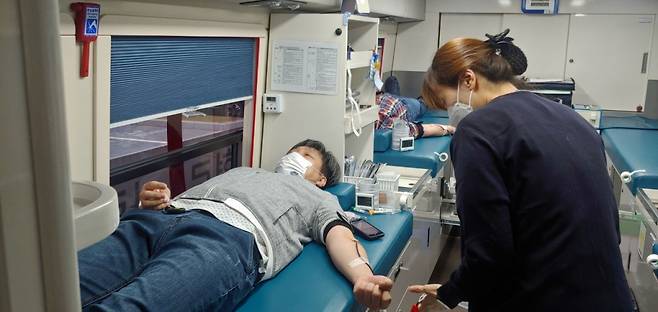 부산연구개발특구본부와 미음R&D허브단지의 임직원이 22일 단체로 헌혈을 하고 있다./사진제공=부산연구개발특구본부