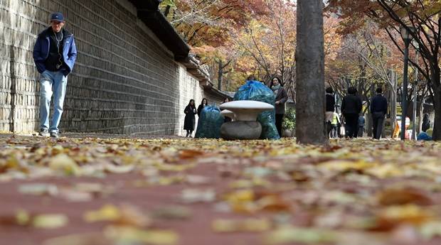 22일은 내륙의 아침기온이 5도 밑으로 내려가 춥겠다. 사진은 찬 공기가 유입되면서 내륙을 중심으로 한파주의보가 내려진 가운데 지난 18일 서울 중국 덕수궁 인근에서 시민들이 발걸음을 재촉하는 모습. /사진=뉴스1