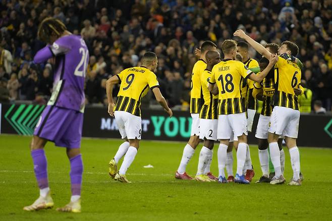 네덜란드 피테세 선수들이 토트넘과 콘퍼런스리그 홈 3차전서 결승골을 넣은 뒤 환호하고 있다. [AP]