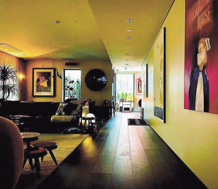 지드래곤이 자신의 인스타그램을 통해 공개한 집 사진에는 곳곳에 다양한 미술품들이 걸려 있다. [지드래곤 인스타그램]