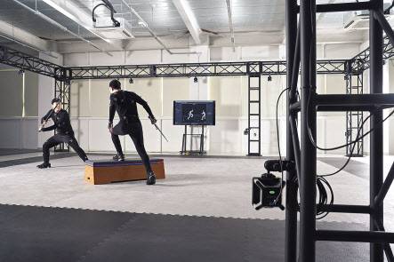 펄어비스에서 운영하고 있는 모션캡처실. 실제 사람이나 동물 몸에 센서를 부착해 움직임을 연기하고, 사방에 배치된 100대 의 카메라가 이를 감지해 동작을 그래픽으로 구현해낸다. 스케 이트보드와 자전거를 타는 등 도꺠비 캐릭터의 사실적 모션은 이렇게 탄생했다.