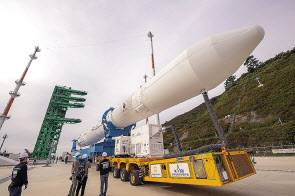 한국형발사체 누리호가 지난 20일 전남 고흥 나로우주센터 제2발사대로 이송되고 있다. [한국항공우주연구원 제공]
