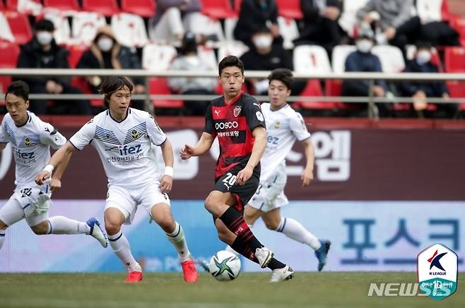 [서울=뉴시스]포항 스틸러스와 인천 유나이티드. (사진=프로축구연맹 제공)