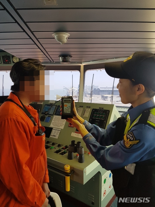 군산해경이 출항 선박 선장을 대상으로 불시 음주 측정을 실시하고 있다. (사진=뉴시스 DB)