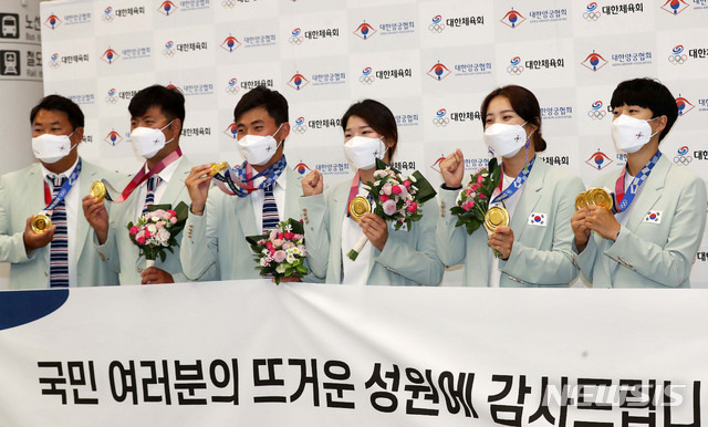 [인천공항=뉴시스] 홍효식 기자 = 대한민국 양궁 대표팀이 1일 오후 2020 도쿄올림픽을 일정을 마치고 인천국제공항을 통해 귀국해 포즈를 취하고 있다. 왼쪽부터 오진혁, 김우진, 김제덕, 강채영, 장민희, 안산. (공동취재사진) 2021.08.01. photo@newsis.com