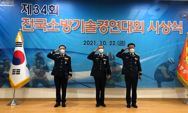 [대전=뉴시스] 조명휘 기자 = 임승복(가운데) 대전소방본부 구조팀장이 22일 열린 '제34회 전국소방기술경연대회'에서 종합준우승 표창을 받은 뒤 수상자들과 기념사진을 찍고 있다. (사진= 대전소방본부 제공) 2021.10.22. photo@newsis.com *재판매 및 DB 금지