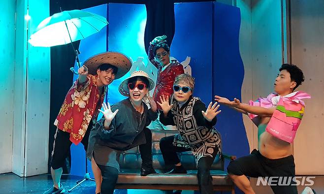 [광주=뉴시스] 극단 토박이는 다음달 3일부터 6일까지 민들레소극장에서 작품 '꽃이여 바람이여'를 무대에 올린다고 22일 밝혔다. (사진=극단 토박이 제공). photo@newsis.com *재판매 및 DB 금지