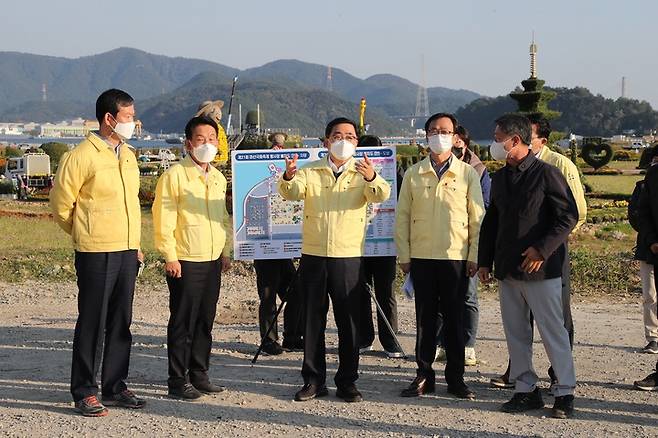 [창원=뉴시스] 강경국 기자 = 허성무 경남 창원시장이 22일 대한민국 도시재생산업박람회와 마산국화축제 현장을 점검하고 있다. (사진=창원시청 제공). 2021.10.22. photo@newsis.com *재판매 및 DB 금지