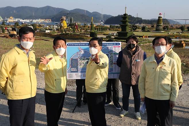 [창원=뉴시스] 강경국 기자 = 허성무 경남 창원시장이 22일 대한민국 도시재생산업박람회와 마산국화축제 현장을 점검하고 있다. (사진=창원시청 제공). 2021.10.22. photo@newsis.com *재판매 및 DB 금지