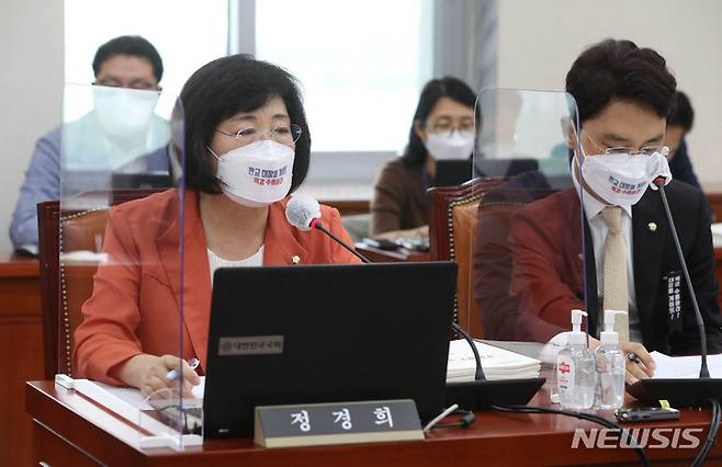 [서울=뉴시스] 전신 기자 = 지난 5일 오전 서울 여의도 국회에서 열린 교육위원회의 국가평생교육진흥원 등에 대한 국정감사에서 야당 간사인 정경희 국민의힘 의원이 의사진행 발언을 하고 있다. 교육위 소속 국민의힘 의원들은 ‘판교 대장동 게이트 특검 수용하라’가 적힌 마스크를 쓰고 국정감사에 참석해 여당 의원들의 항의를 받았다. (공동취재사진) 2021.10.22. photo@newsis.com