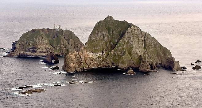 [독도=뉴시스] 사진공동취재단 = 지난 2일 경상북도 울릉군 독도 인근 상공에서 바라본 독도 전경. 해양경찰청은 제68주년 해양경찰의 날(9월 10일)을 맞아 독도와 울릉도 해상에서 코로나 상황에 지쳐있는 국민들을 위해 코로나19 극복을 위한 함상 퍼포먼스를 펼쳤다.2021.09.06. photo@newsis.com