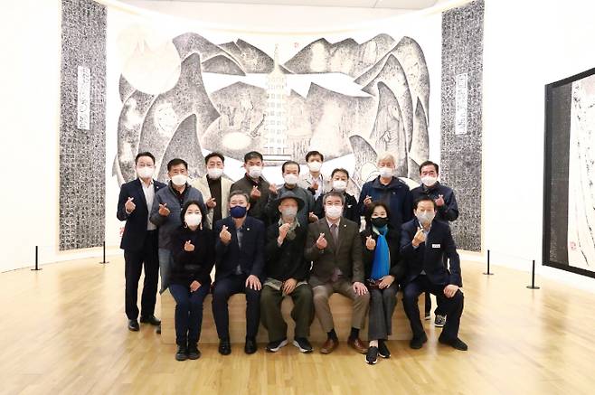 경주엑스포대공원을 방문한 경주시의회 의원단이 솔거미술관에서 박대성 화백과 함께 기념촬영을 하고 있다. 경주엑스포대공원 제공
