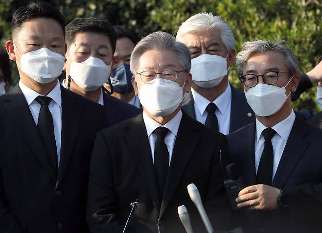 더불어민주당 대선 후보인 이재명 경기도지사가 오늘 오후 경남 김해시 진영읍 봉하마을을 찾은 모습. 연합뉴스