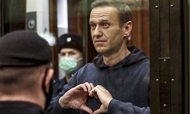 알렉세이 나발니가 지난 2월 러시아 모스크바 시모노프스키 구역법원에서 열린 공판에 출석해 지지자들을 향해 ‘손 하트’를 만들어 보이고 있다. AP연합뉴스