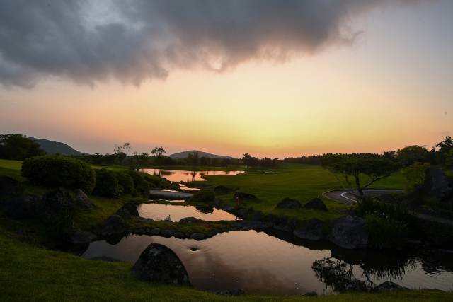 운명의 18번 홀 그린 앞 개울. 오른쪽이 페어웨이, 왼쪽이 그린이다.