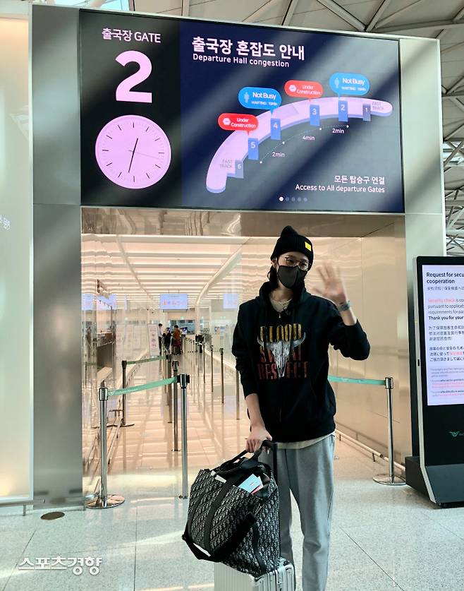 출국장을 나서는 김연경. 라이언앳 제공