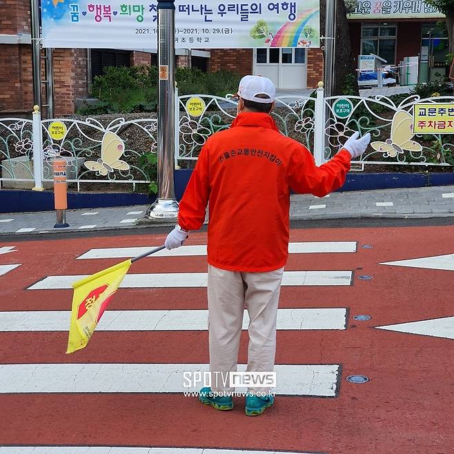 ▲ 초등학교 교통안전 지킴이를 하고 있는 이광환 전 감독 ⓒ서귀포(제주), 이재국 기자