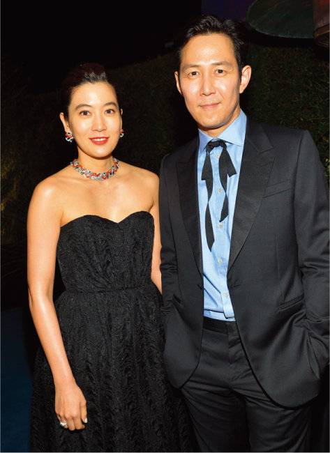 이정재의 연애사는 데뷔 때부터 지금까지 늘 관심이 초집중되고 있다. 2005년 지인 소개로 만나 연인으로 발전한 임세령 대상그룹 부회장과 7년째 연애 중이다. 둘은 레스토랑, 아트페어 등에서 종종 함께 있는 모습을 드러냈다. 2019년 11월에는 미국 캘리포니아 로스앤젤레스 카운티 미술관에서 열린 ‘LACMA 아트+필름 갈라’에 공식적으로 동반 참석해 다정한 모습을 연출했다. [GETTYIMAGES]