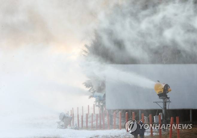 스키장 인공눈 만들기 [연합뉴스 자료사진]