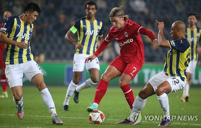 상대 공격을 막아서는 페네르바체 김민재(왼쪽) [EPA=연합뉴스]