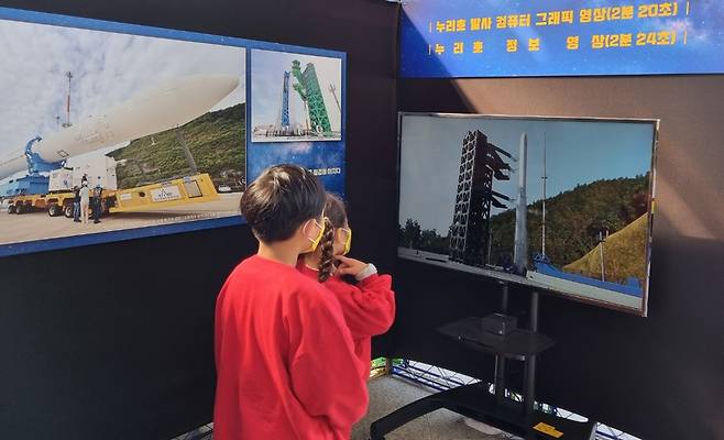 한국형 발사체 개발 원리 설명하는 동영상 관람하는 김민건 군 [촬영 박주영 기자]