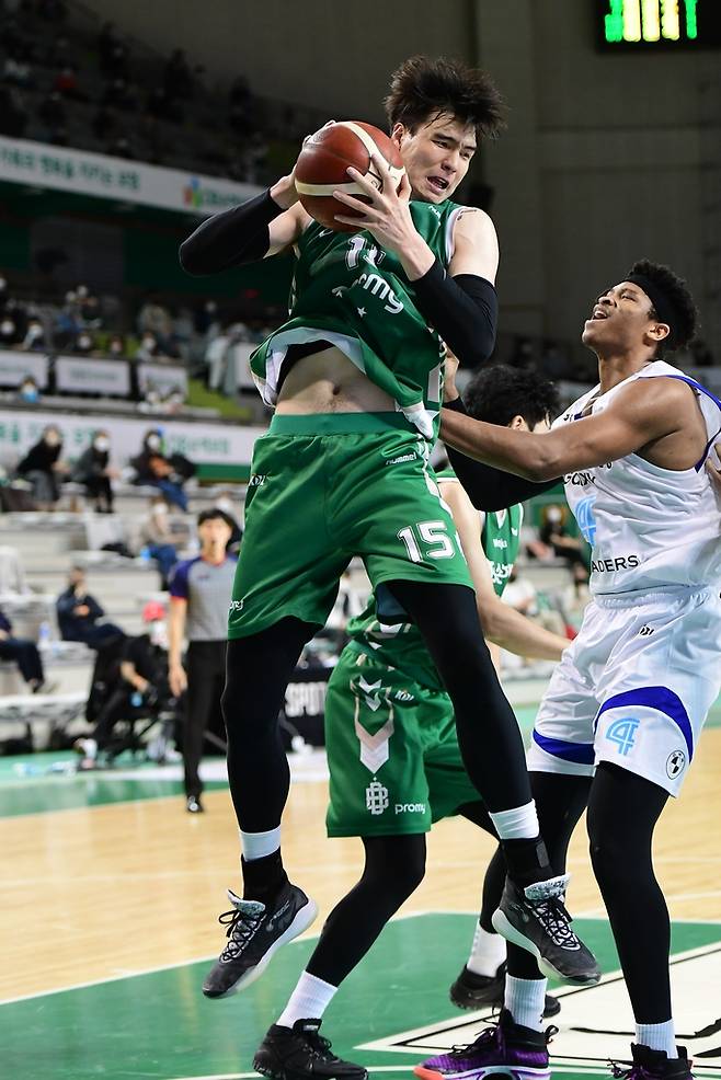 리바운드하는 DB의 김종규 [KBL 제공. 재판매 및 DB 금지]