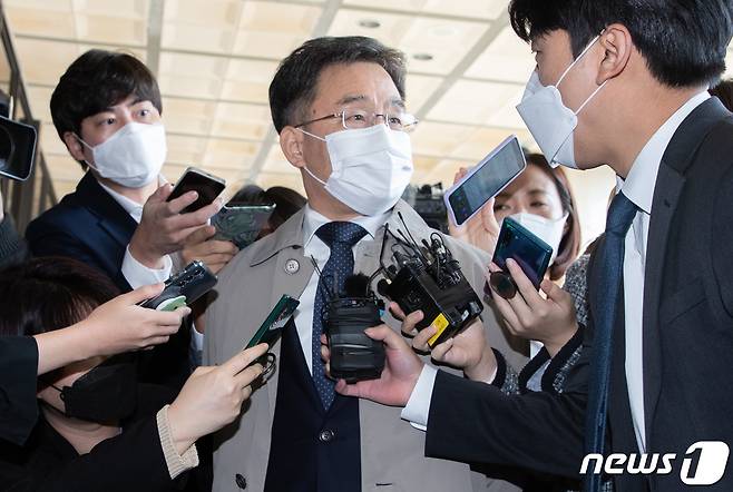 경기 성남시 대장동 개발사업 특혜 의혹의 핵심 인물이자 화천대유의 대주주 김만배 씨가 20일 오후 서울 서초구 서울중앙지방검찰청에 조사를 받기 위해 출석하고 있다. 2021.10.20/뉴스1 © News1 이재명 기자
