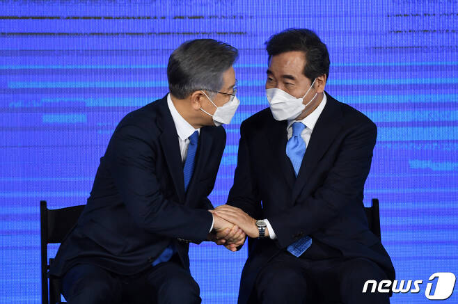 이재명 더불어민주당 대통령 후보(왼쪽)와 이낙연 전 민주당 대표. 2021.10.10/뉴스1 © News1 경기사진공동취재단